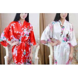 Kimono Femme Satin Noir Motif Fleurs et Paons